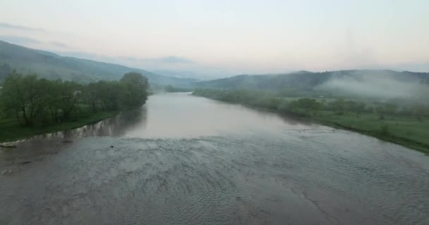 De stroom van de rivier in heuvelachtig terrein. Luchtfoto — Stockvideo