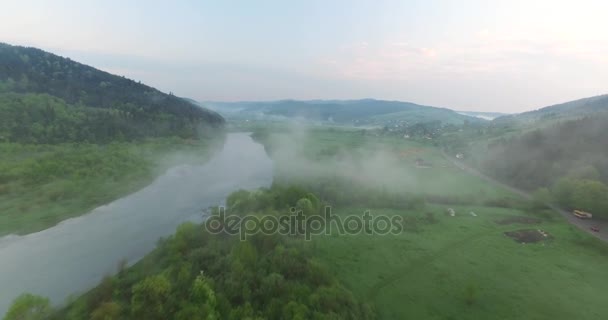 Du flanc de la montagne descend à la rivière un brouillard — Video