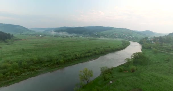 Sorvolando il fiume in una valle collinare. Vista aerea — Video Stock