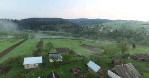 Malownicze położenie nad rzeką, w pobliżu wzgórza. Widok z lotu ptaka — Wideo stockowe