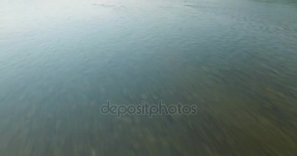 Eaux peu profondes de la rivière au fond rocheux 