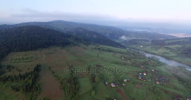 Vue aérienne. Voler haut au-dessus des collines pittoresques — Video