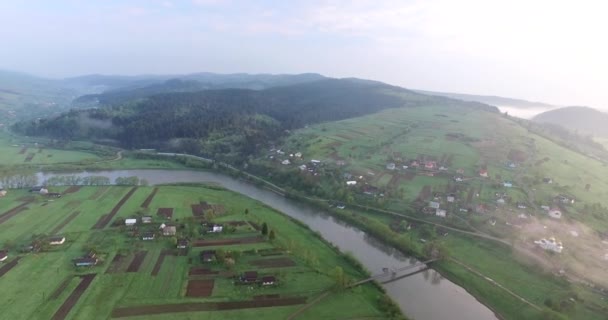 A pequena cidade na encosta. Vista aérea — Vídeo de Stock