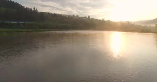 Die Sonne spiegelt sich in einem Gebirgsfluss. Sonnenaufgang-Luftaufnahme — Stockvideo