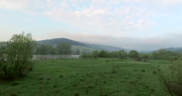 Flussufer in den Hügeln des Tales. Luftbild — Stockvideo