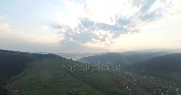 Luchtfoto. Stijgende hoog boven de glooiende heuvels — Stockvideo