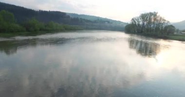 Havadan görünümü. Küçük bir dağ altındaki sığ nehir