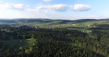 Dağın eteğindeki küçük bir kasaba. Havadan görünümü