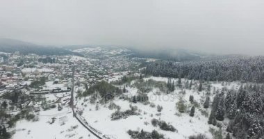 Karlı Köyü ağaçlık tepeler vadisinde. Havadan görünümü