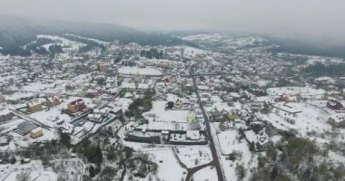 Havadan görünümü. Vadisi Dağları nın karlı Köyü
