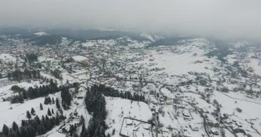 Kış. Köyün Vadisi tepelerinde üzerinde uçan