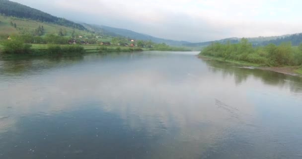 Río en el valle algunas colinas y bosques — Vídeos de Stock