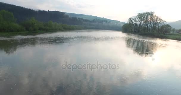 Luftaufnahme. flacher Fluss am Grund eines kleinen Berges — Stockvideo