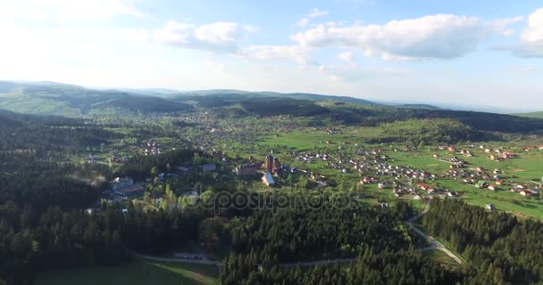 Θέα του μια μικρή πόλη στην κοιλάδα — Αρχείο Βίντεο