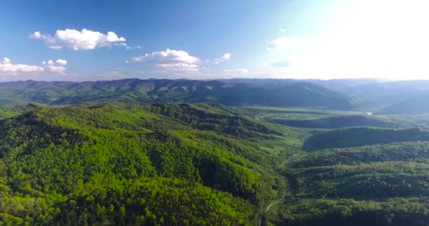 Панорамна стрільба по горбистій місцевості. Вид з повітря — стокове відео