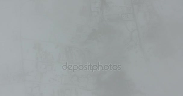 雲のため、雪の降る街を見た。航空写真ビュー — ストック動画
