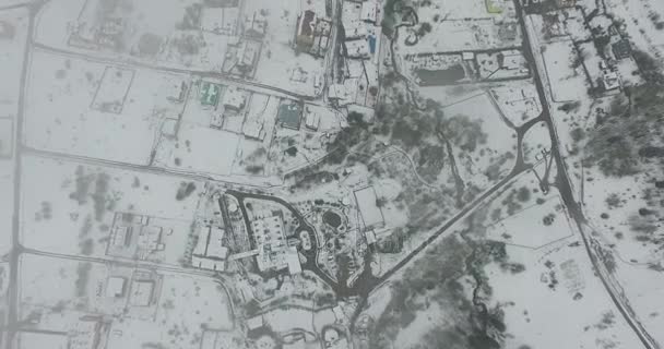 Bovenaanzicht van het besneeuwde stadje. Luchtfoto — Stockvideo