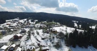 Kış. Köy ormanda bir tepede. Havadan görünümü