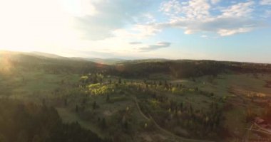 Havadan görünümü. Engebeli arazi üzerinde güneşli gün