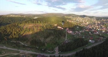 Bir tepenin eteğindeki küçük kasabasında güneşli gün