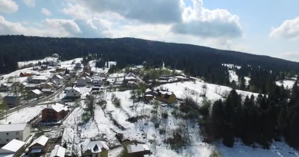 Zima. Vesnice na kopci v lese. Letecký pohled — Stock video