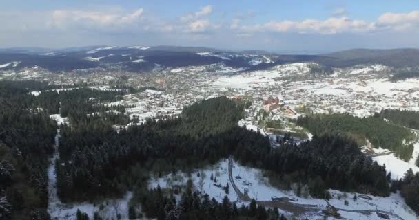 Vista aérea. Alto sobre la aldea nevada en el valle — Vídeos de Stock