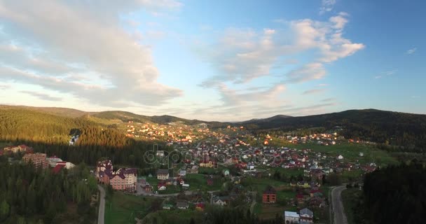 Sorgendo su una piccola città nella valle del bosco — Video Stock