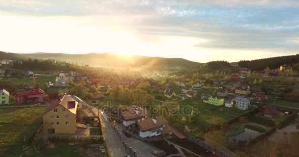 Východ slunce v malé vesnici v kopcích údolí — Stock video