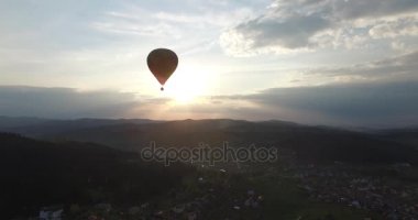 Havadan görünümü. Güneş ışığında balon