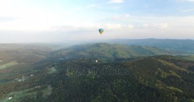Ormanın üzerinde farklı yüksekliklerde uçan iki aerostat