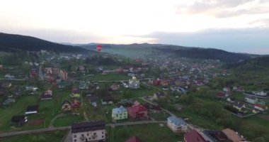 Küçük bir kasabada yeşil çim üzerinde balon toprakları