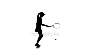 Spor formdaki tenis topu raket edge doldurur. Siluet. Ağır çekim.