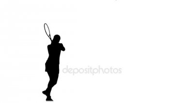 Kız tenis oynuyor ve Raket topu vazgeçirmek. Ağır çekim. Siluet