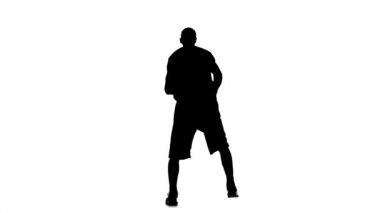 İplik basketbolcu arkasından pas. Siluet