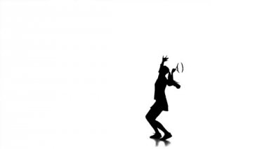 Tenis oynayan kız yukarıya sıçrar ve raket vurur. Siluet. Ağır çekim