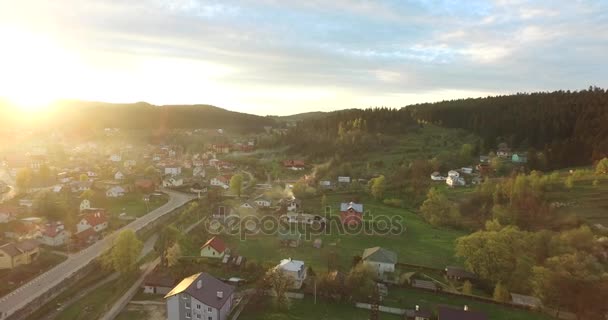 I raggi del sole illuminano un piccolo villaggio. Vista aerea — Video Stock