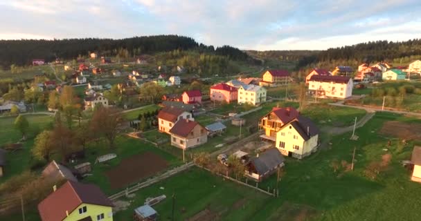 Pequeño pueblo cerca del bosque. Vista aérea — Vídeos de Stock