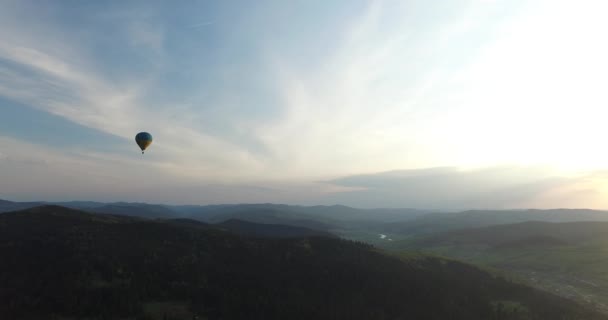 Повітряна куля, що нависає над лісом. Вид з повітря — стокове відео