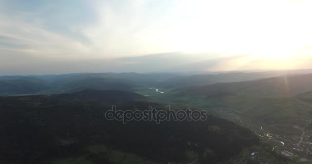 Панорамная стрельба. Красивый холмистый пейзаж. Вид с воздуха — стоковое видео