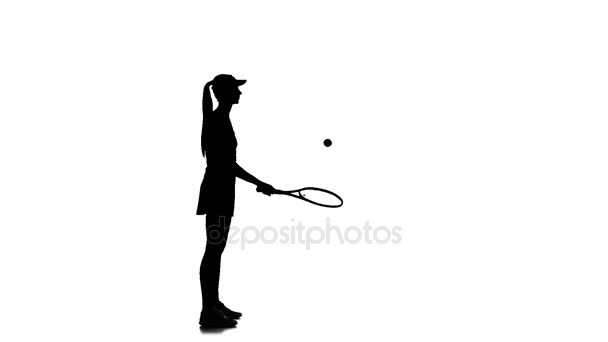 El tenis en la forma deportiva llena la raqueta de pelota. Silueta. Movimiento lento — Vídeos de Stock