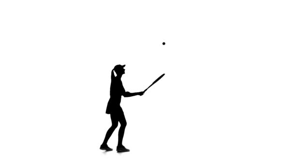 Tennisspeler gooit de bal en raakt een racket. Witte achtergrond. Silhouet — Stockvideo