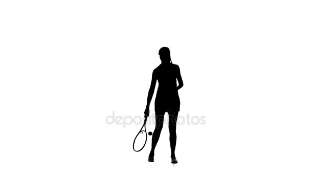 Chica jugando al tenis lanza el pie de la pelota y lo levanta una raqueta. Movimiento lento — Vídeo de stock
