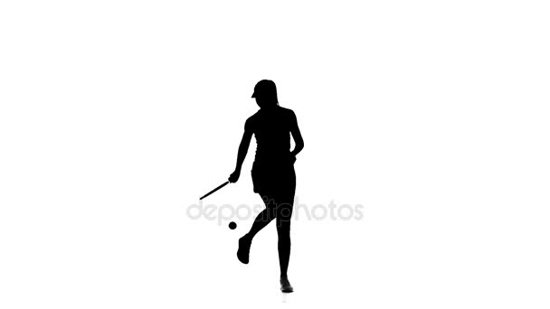 Tennisspielerin wirft den Ballfuß und hebt ihn mit einem Schläger in die Höhe. Zeitlupe — Stockvideo