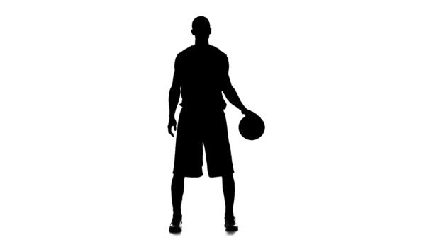 Basket-ball sous la forme de farce balle de main. Fond blanc. Mouvement lent — Video