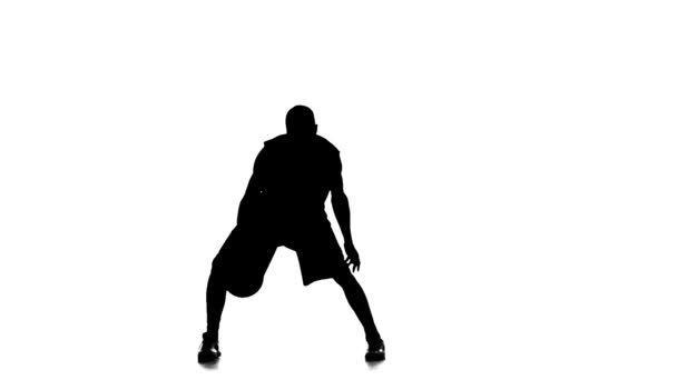 Μπάσκετ αξίας γέμισμα την μπάλα κάτω από τα πόδια του. Λευκό φόντο. Αργή κίνηση — Αρχείο Βίντεο