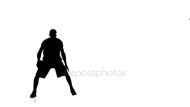 Kosárlabda játékos kitölti a labdát dob ez előre. Sziluettjét. Lassú mozgás — Stock videók