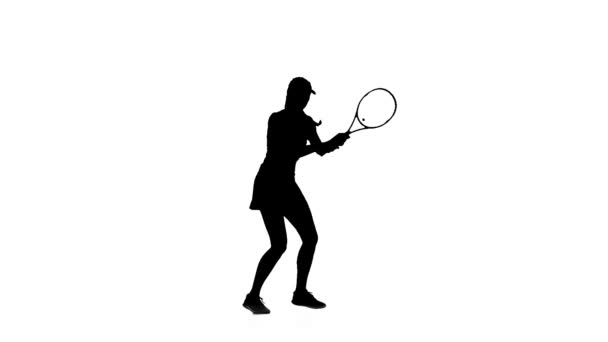 Tennisspieler spielt Schläger und trifft den Ball. Silhouette. weißer Hintergrund — Stockvideo