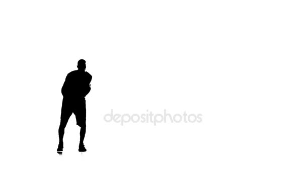 Basketbal maakt een schijnbeweging en vulling van de bal. Silhouet. Witte achtergrond — Stockvideo