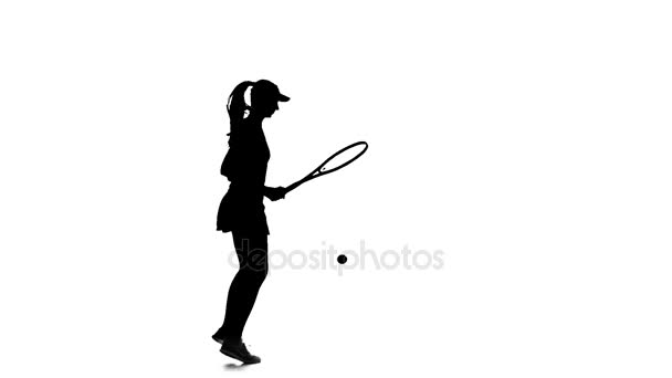 Bola de tênis no chão enche a raquete. Silhueta. Movimento lento — Vídeo de Stock