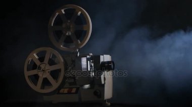 Projektör Filmler duman içinde görüntüler. Siyah arka plan